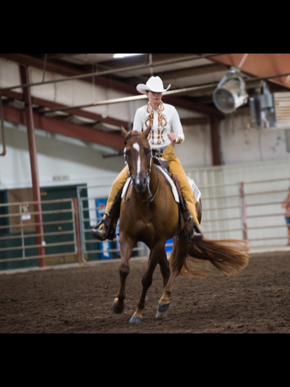 Freshman Izzy Harvey Competes in Horse Show