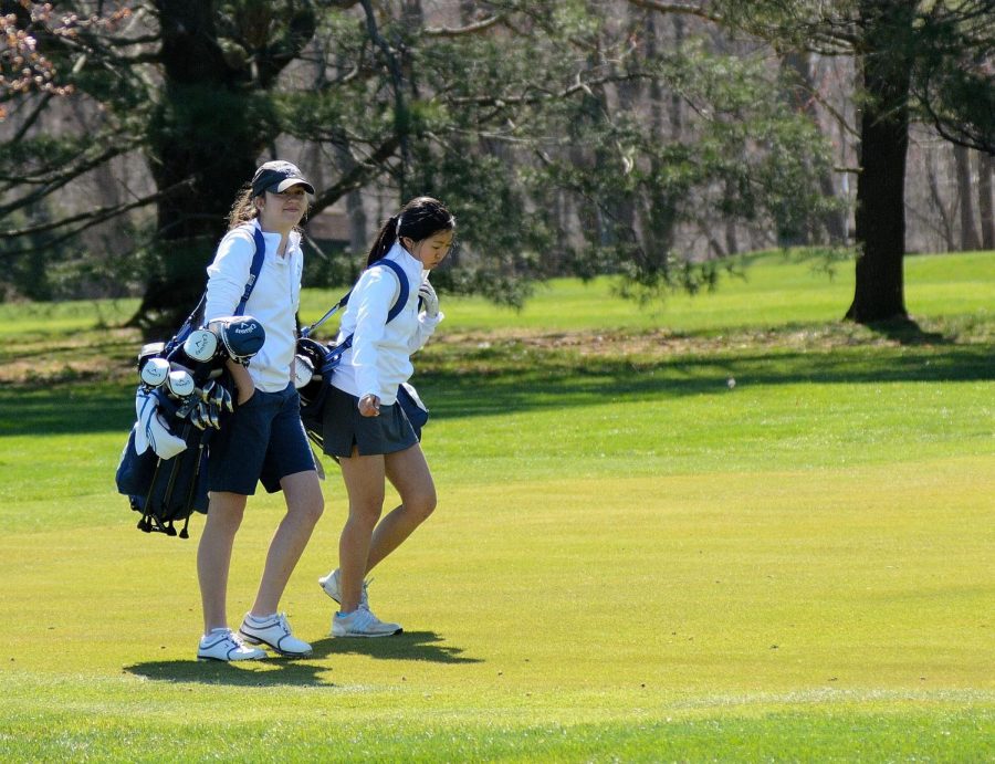 The girls golf team makes an arrival.